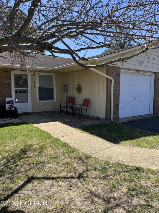 42 Buckingham Dr in Manchester Township, NJ - Building Photo