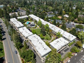 2301 - 2413 Sharon Rd in Menlo Park, CA - Foto de edificio - Building Photo