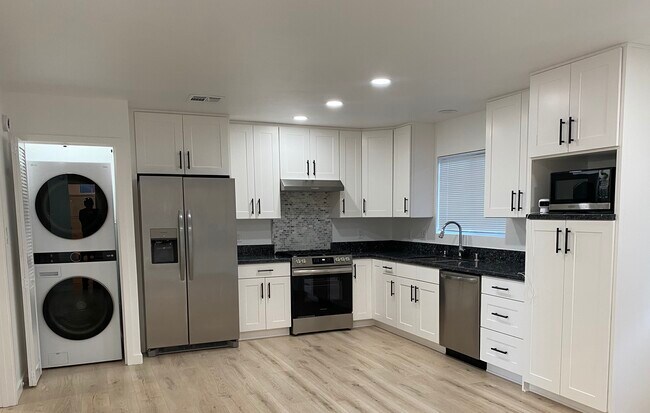 24223 Arch St in Santa Clarita, CA - Foto de edificio - Building Photo