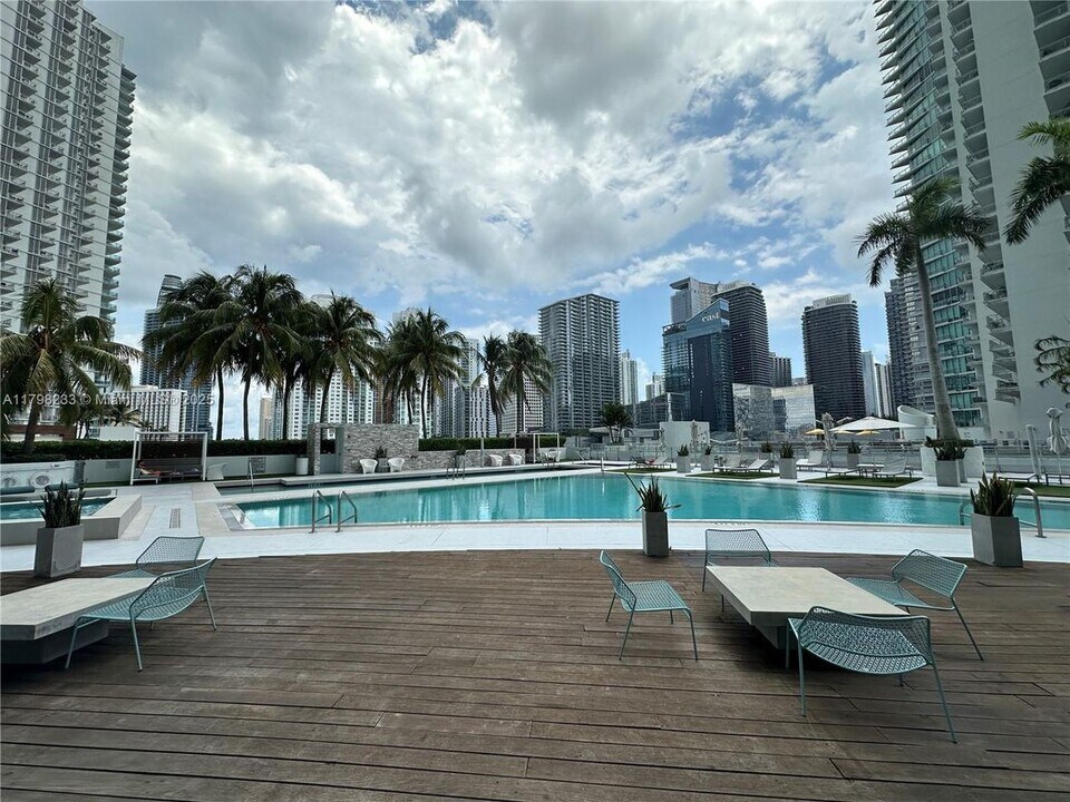 90 SW 3rd St in Miami, FL - Building Photo