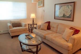 Wellington Manor in Saskatoon, SK - Building Photo