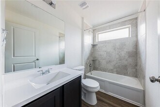 11901 Roscommon Trl in Austin, TX - Building Photo - Building Photo