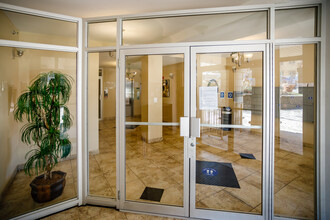 5780 Decelles Av in Montréal, QC - Building Photo - Lobby