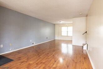6 Lyon Ln in Franklin Township, NJ - Building Photo - Building Photo