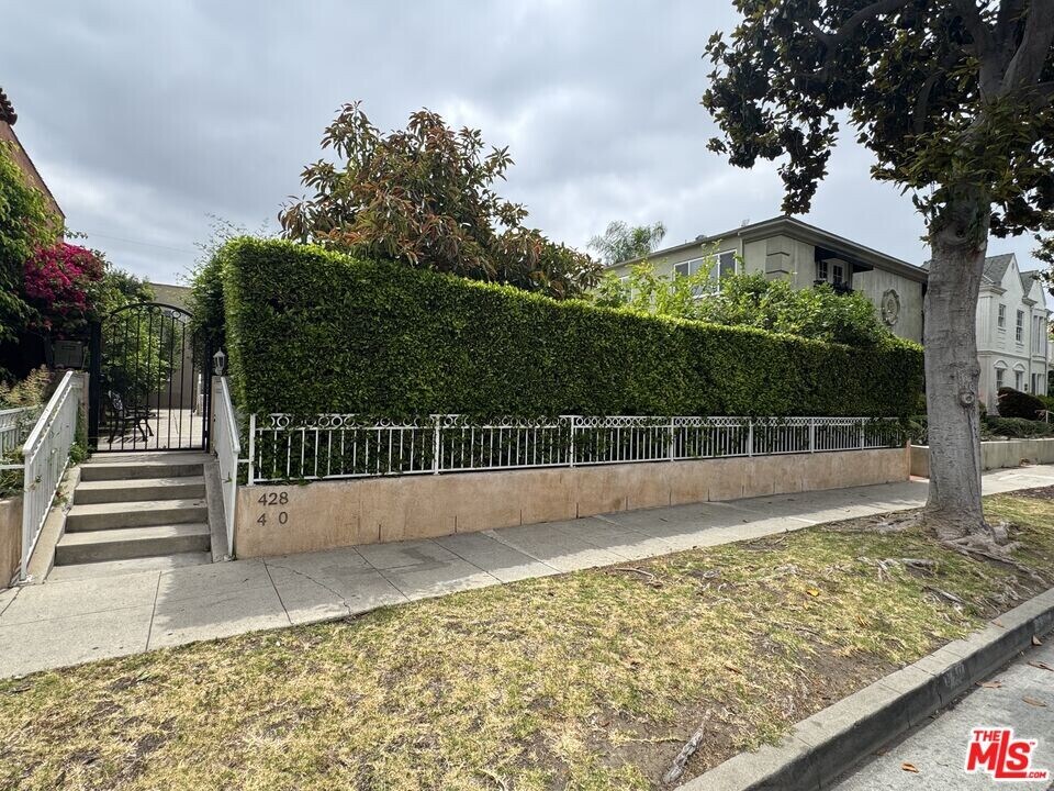 428 S Doheny Dr in Beverly Hills, CA - Building Photo