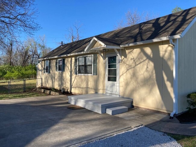 429 Muncie Rd in Leavenworth, KS - Foto de edificio - Building Photo