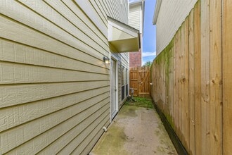 2322 Chenevert St in Houston, TX - Foto de edificio - Building Photo