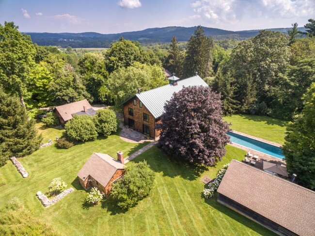 8 Old Killearn Rd in Millbrook, NY - Building Photo - Building Photo