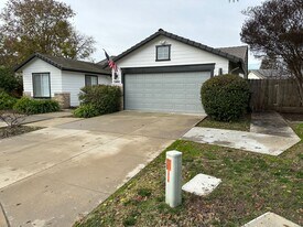 5444 W Sunnyside Ct in Visalia, CA - Building Photo