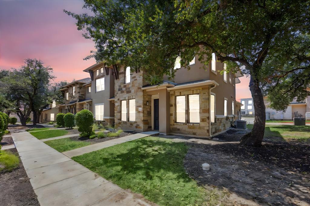 13800 Lyndhurst St in Austin, TX - Building Photo