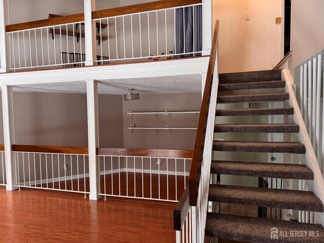 276 Westgate Dr in Edison, NJ - Building Photo - Building Photo