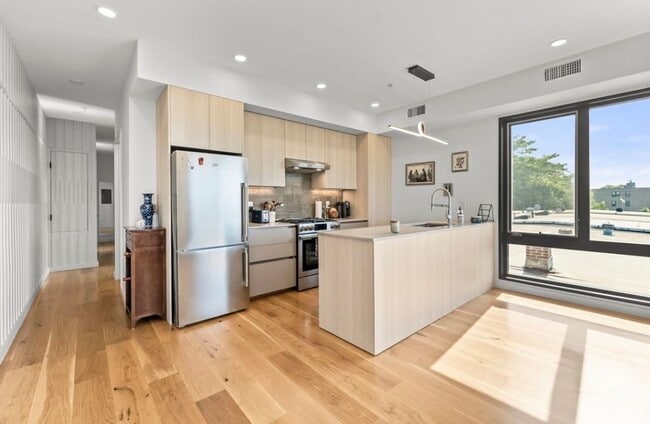 191 Condor St, Unit 9 in Boston, MA - Foto de edificio - Building Photo