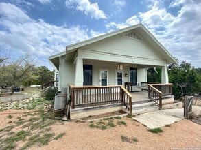 489 Deer Creek W in Pipe Creek, TX - Foto de edificio - Building Photo