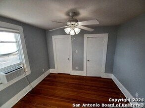 124 W Mistletoe Ave in San Antonio, TX - Foto de edificio - Building Photo