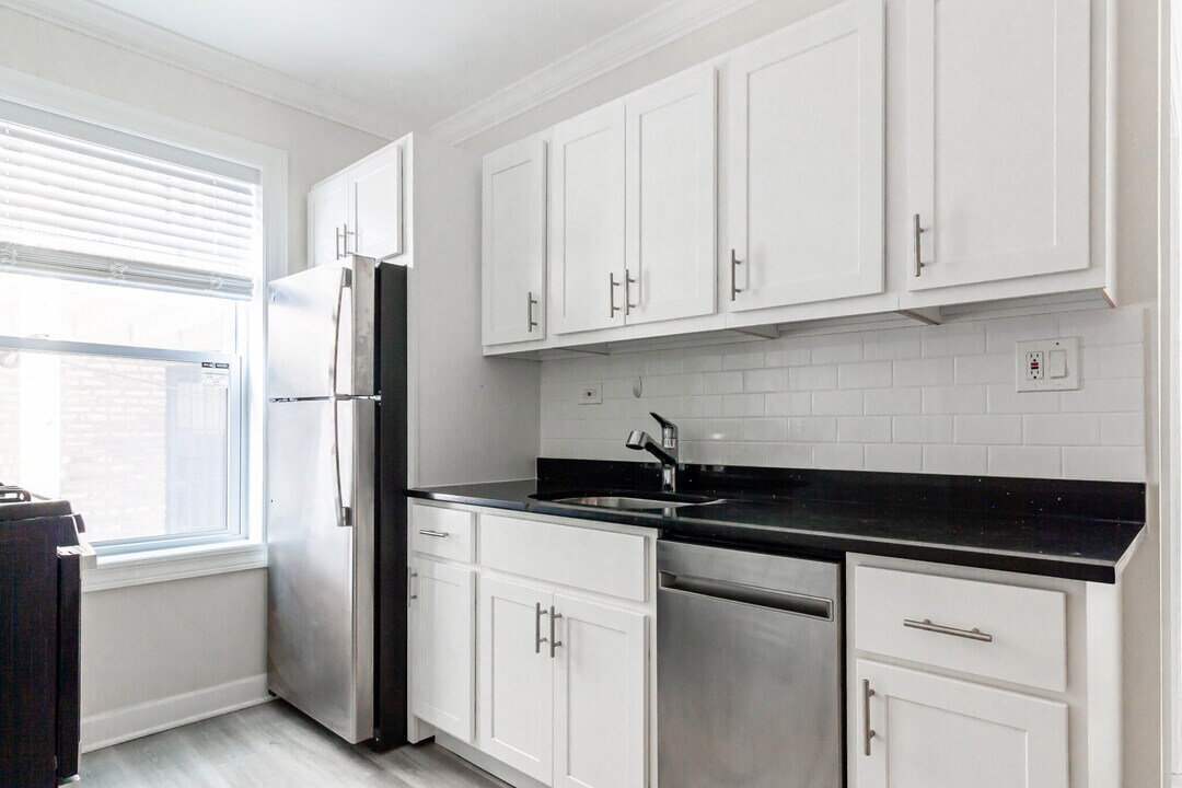 839 W Cornelia Ave, Unit 1N in Chicago, IL - Building Photo