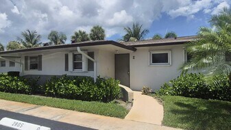 2805 Crosley Dr E in West Palm Beach, FL - Building Photo
