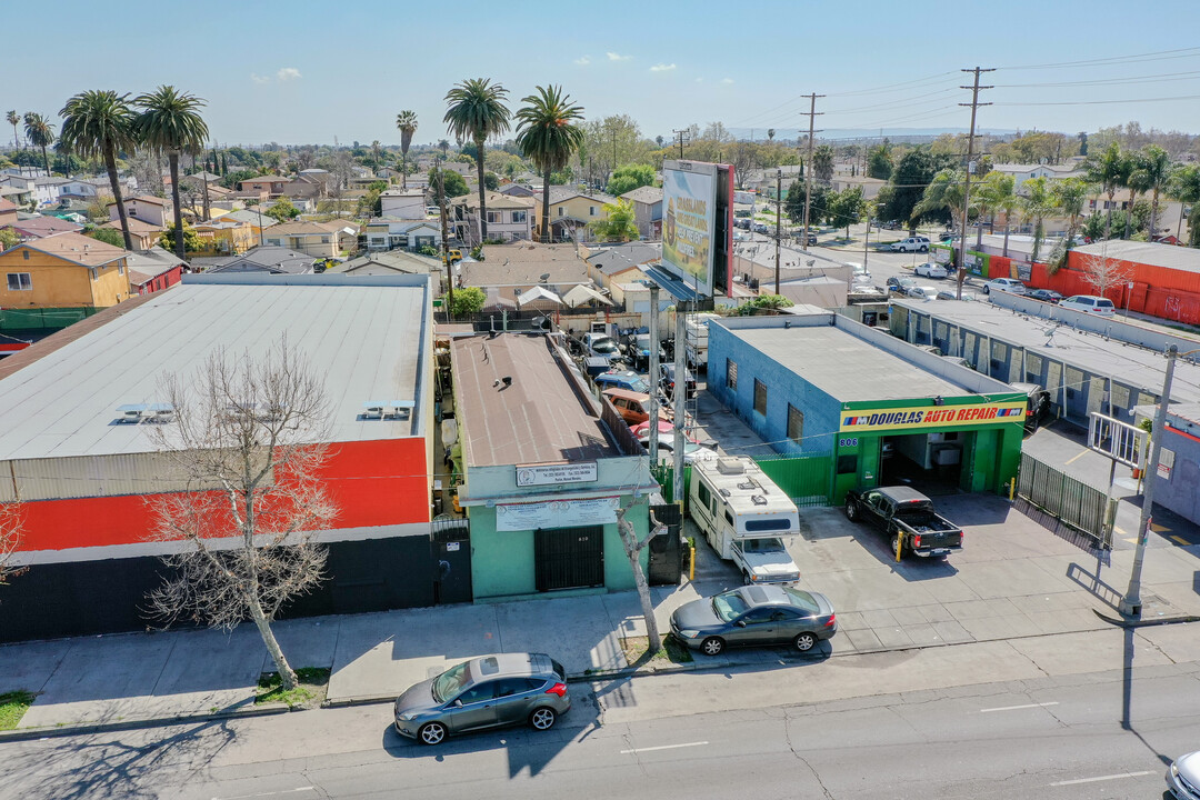 810 Manchester Ave in Los Angeles, CA - Building Photo