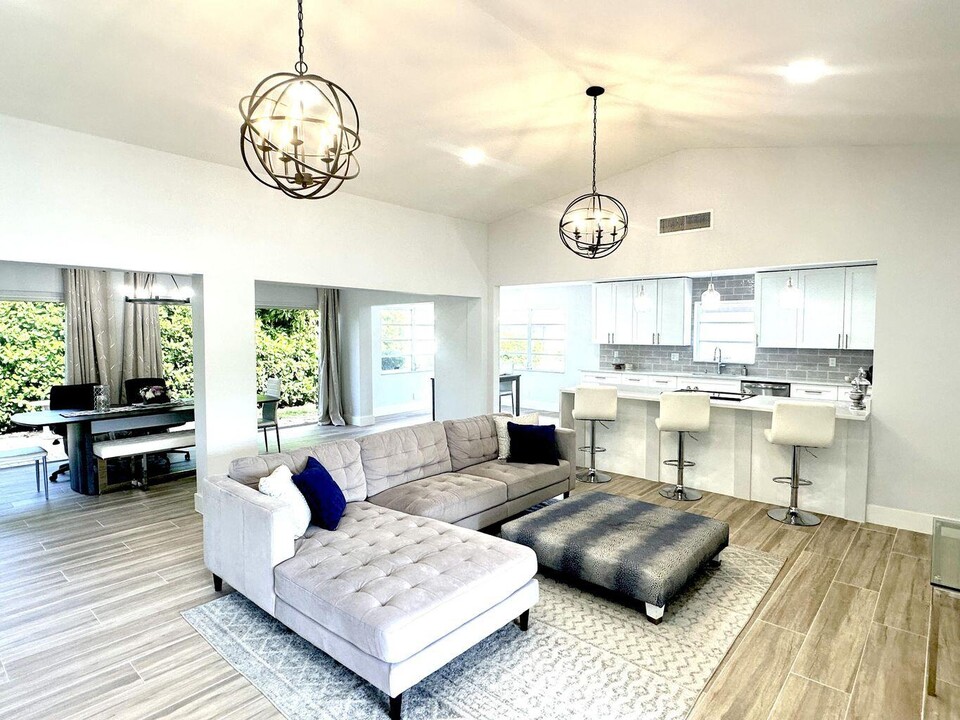 10723 Greentrail Dr S in Boynton Beach, FL - Building Photo