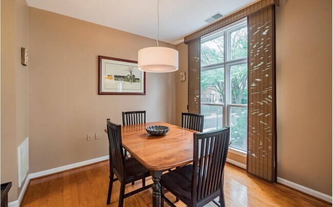 2407 20th St NW, Unit 97 in Washington, DC - Building Photo - Building Photo
