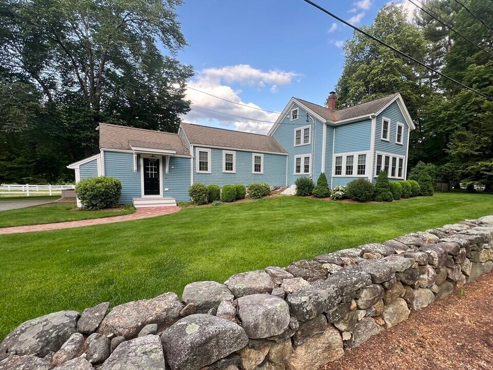243 Dudley Rd in Bedford, MA - Building Photo