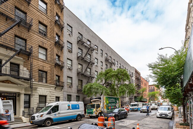 348-352 W 56th St in New York, NY - Building Photo - Building Photo