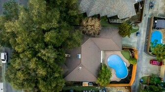 8810 Vista Oaks Cir in Dallas, TX - Building Photo