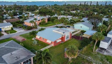 2237 NE Center Cir in Jensen Beach, FL - Building Photo - Building Photo