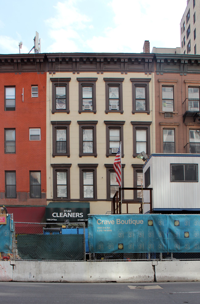 1308 Second Ave in New York, NY - Foto de edificio - Building Photo