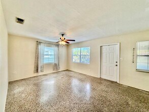 255 38th Ave SE in St. Petersburg, FL - Foto de edificio - Building Photo