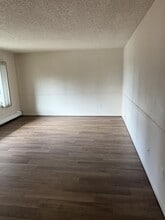 100 B St in Fairbanks, AK - Foto de edificio - Building Photo