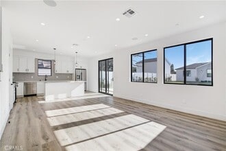 13461 Bradley Ave in Los Angeles, CA - Foto de edificio - Building Photo