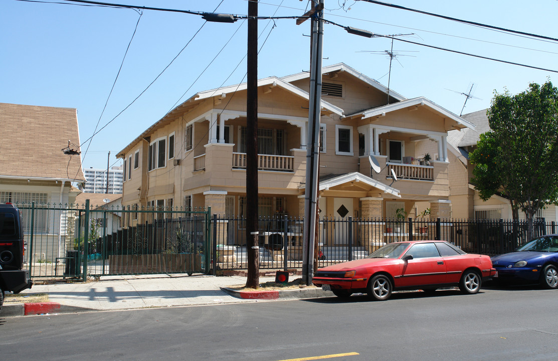 2831 San Marino St in Los Angeles, CA - Foto de edificio