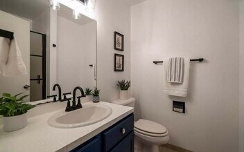 6745 SW Scholls Ferry Rd, Unit Charming 2 bedroom Condo in Beaverton, OR - Building Photo - Building Photo