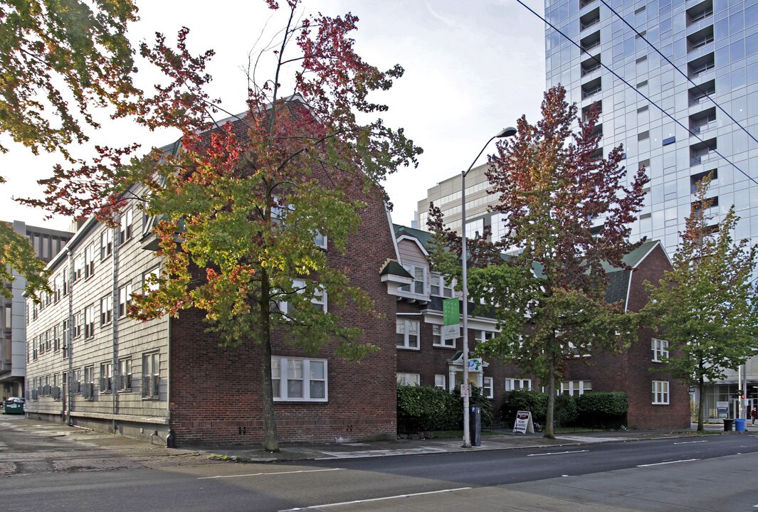 Williamsburg Court Apartments in Seattle, WA - Building Photo