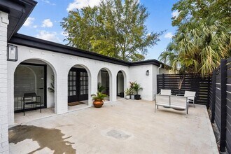 7902 Richmond Ave. in Houston, TX - Building Photo - Building Photo