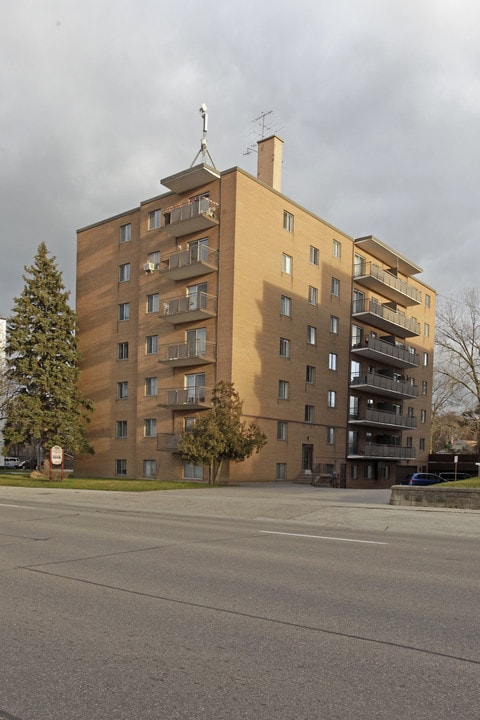 Lake View Apartments in Mississauga, ON - Building Photo