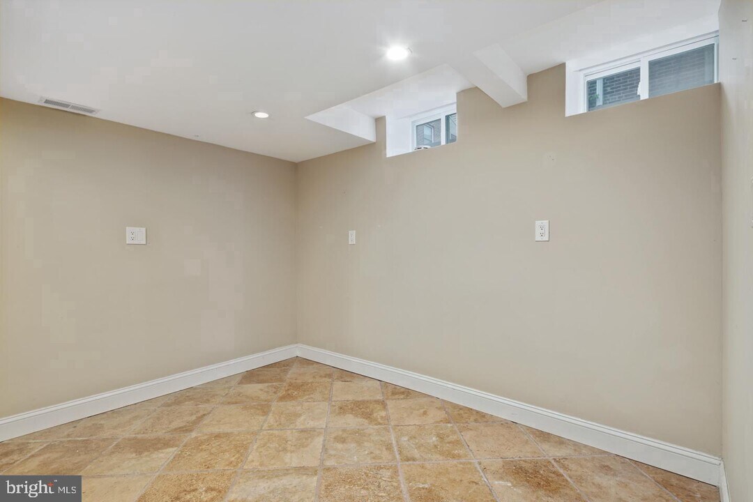 727 S 2nd St-Unit -1R in Philadelphia, PA - Building Photo