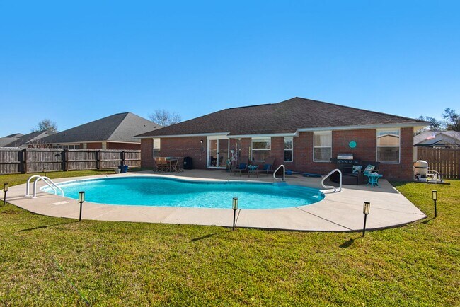6165 Winchester Cir in Milton, FL - Building Photo - Building Photo