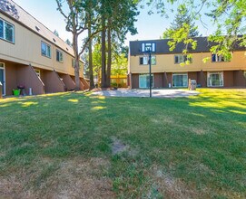 Burnwood Manor in Woodburn, OR - Building Photo - Building Photo