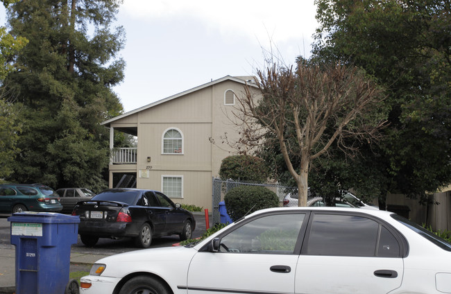 270 Brown St in Napa, CA - Foto de edificio - Building Photo