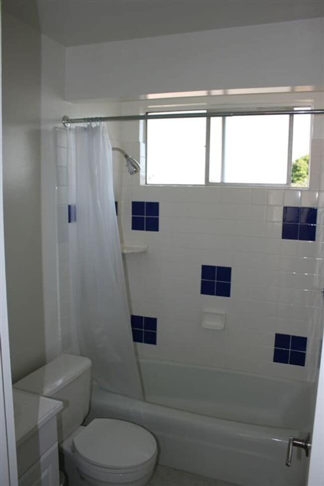 241 S La Alameda Ave in San Pedro, CA - Building Photo - Building Photo