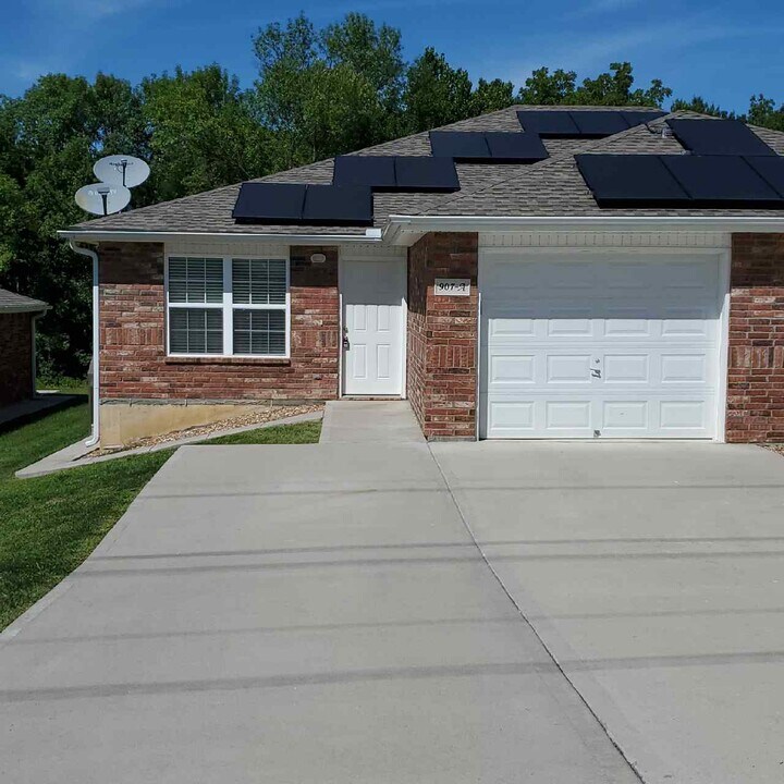 907 W Gay St in Warrensburg, MO - Building Photo