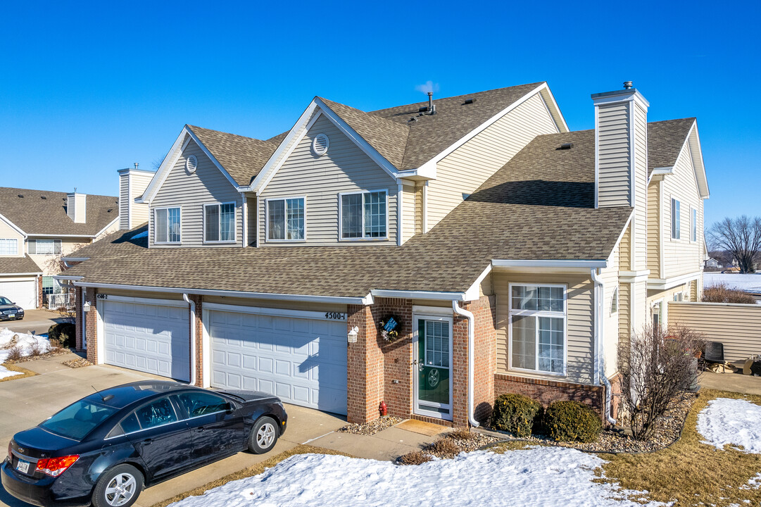 Villas of Meredith Pointe in Urbandale, IA - Foto de edificio