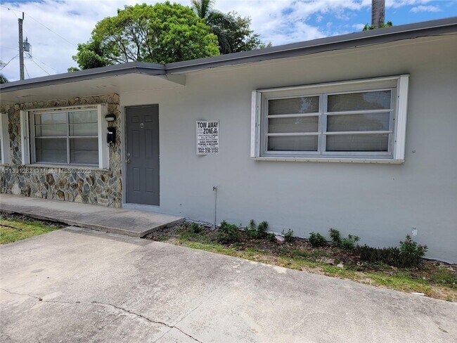 201 SW 9th St-Unit -A in Hallandale Beach, FL - Building Photo - Building Photo