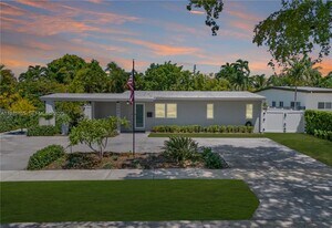 1945 S Hibiscus Dr in North Miami, FL - Building Photo