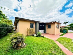 6241 SW 2nd St in Miami, FL - Foto de edificio - Building Photo