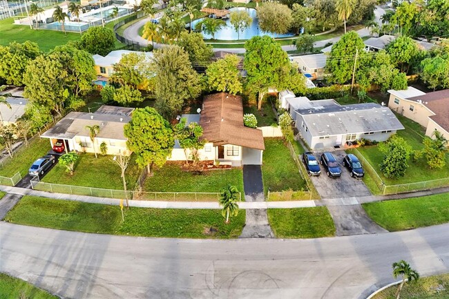 1142 NW 43rd Ter in Lauderhill, FL - Building Photo - Building Photo