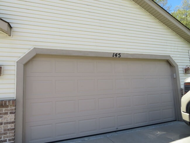 141-145 Nordic Way in Slinger, WI - Foto de edificio - Building Photo