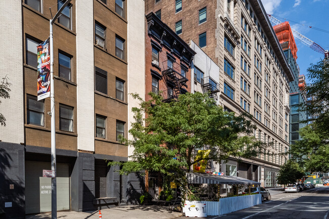 307 Spring St in New York, NY - Building Photo - Building Photo