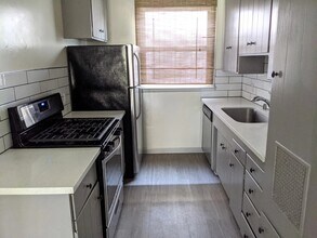 6127 Romaine St in Los Angeles, CA - Foto de edificio - Building Photo